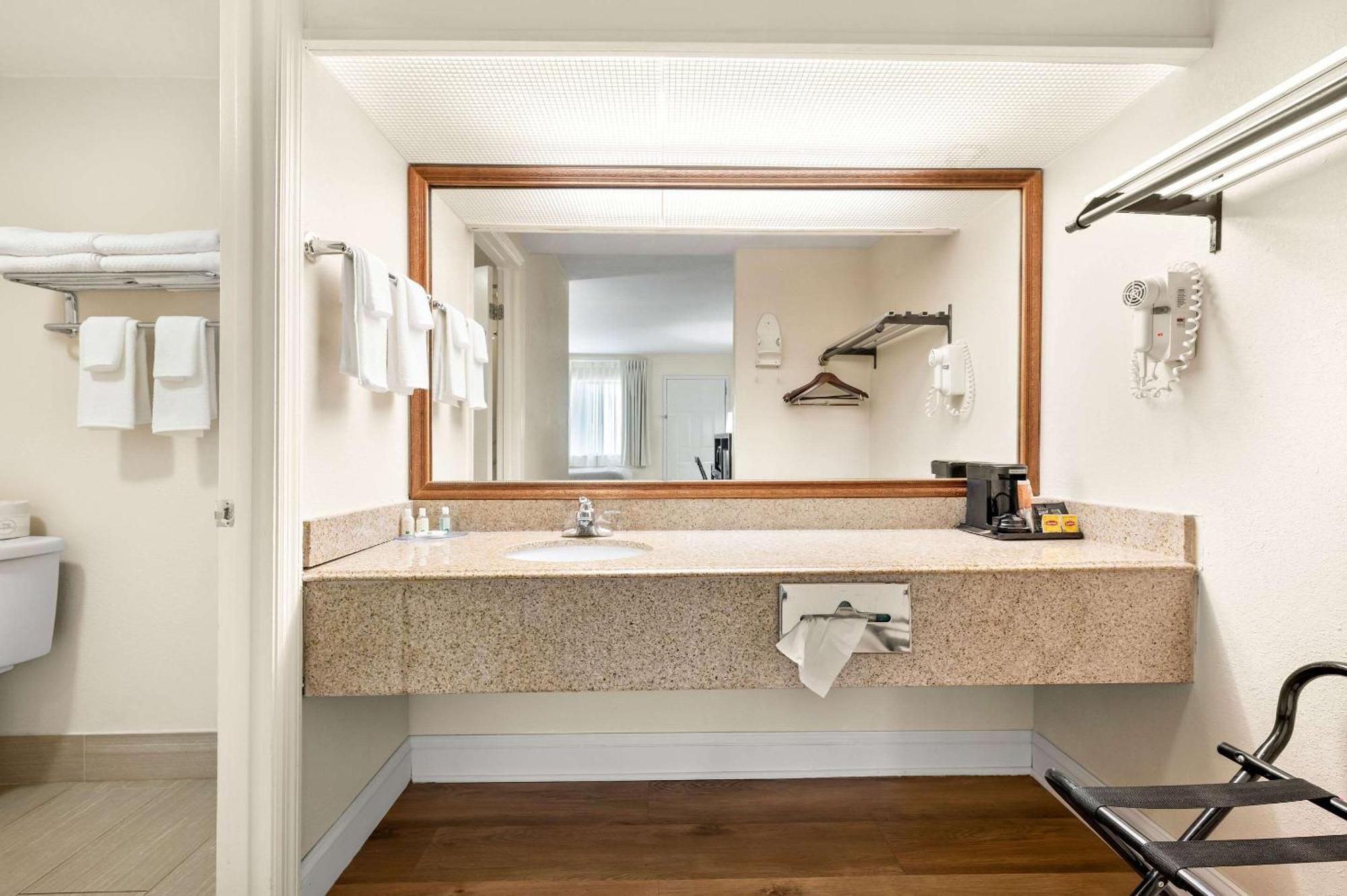 Quality Inn Pelham I-65 Exit 246 Экстерьер фото