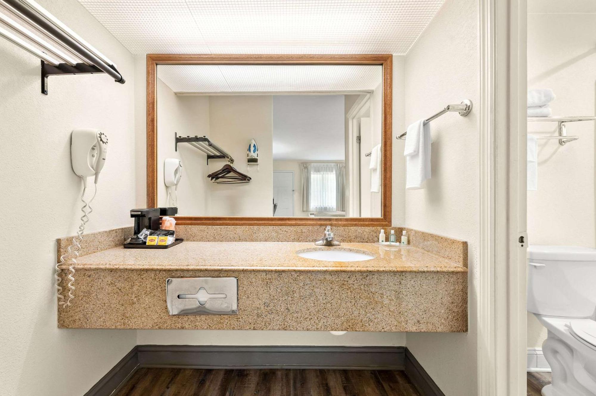 Quality Inn Pelham I-65 Exit 246 Экстерьер фото