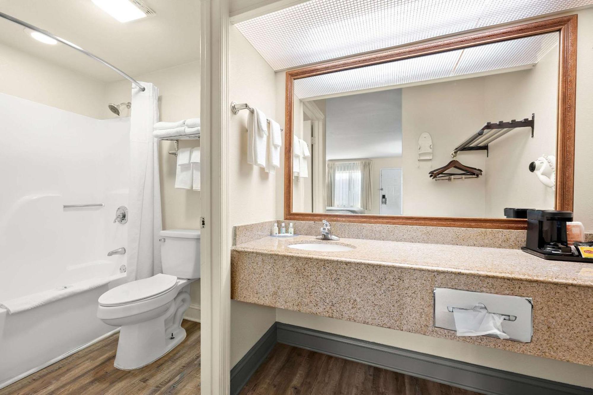 Quality Inn Pelham I-65 Exit 246 Экстерьер фото